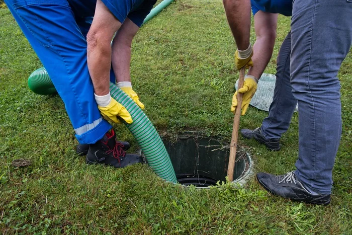 Symbolbild: Arbeiten an einer Abwasserleitung